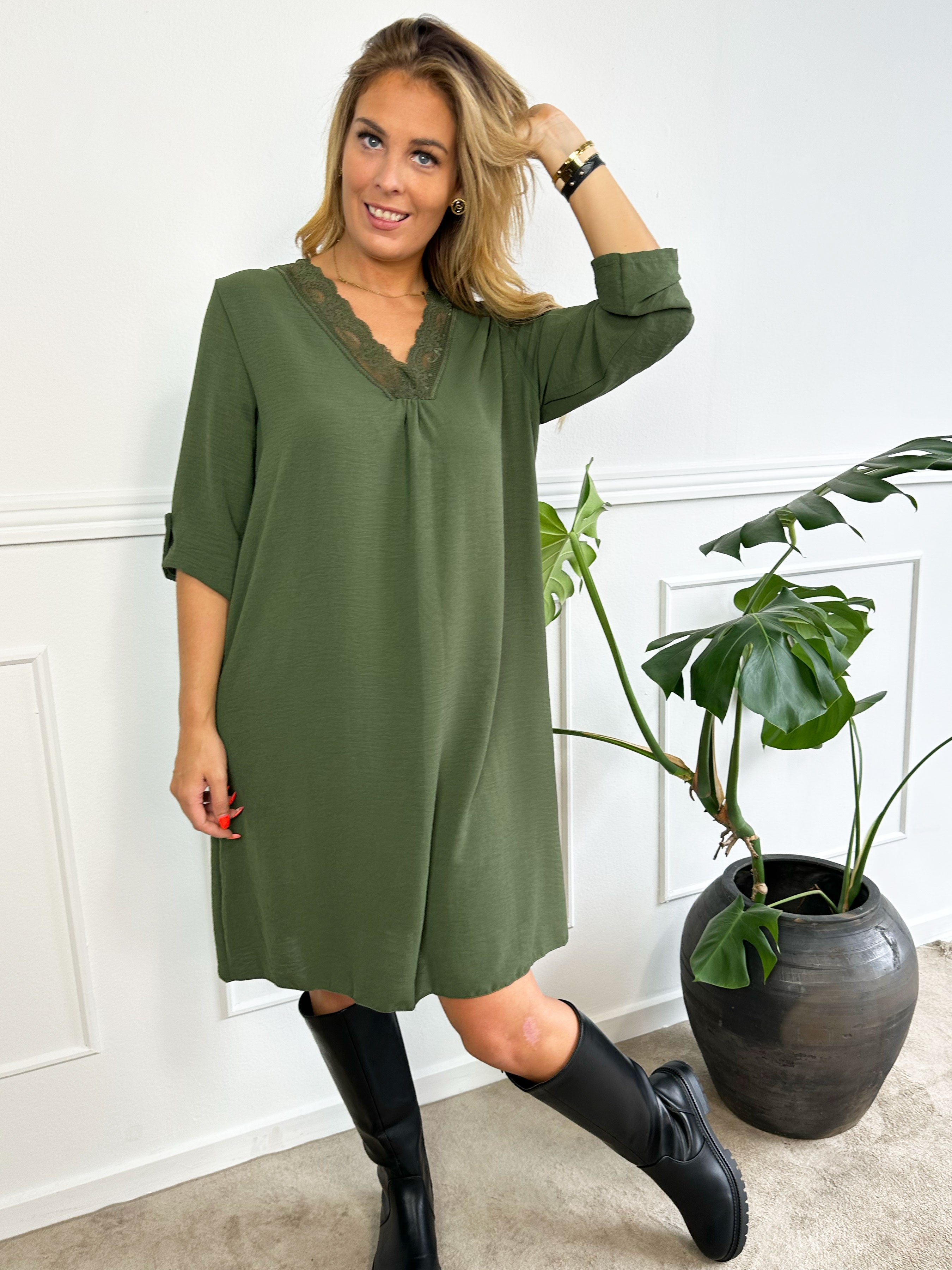 Elly Long - Simpel klänning med spetskant